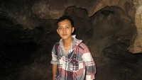 Saya berfoto di dalam Goa Perak