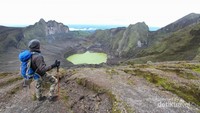 Kawah yang baru terbentuk tahun 2014 akibat letusan