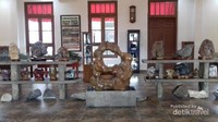 Bagian ruangan koleksi bebatuan