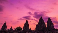 Candi Prambanan dengan warna langit kemerahan membuat candi ini menurut aku memberi kesan Romantisme