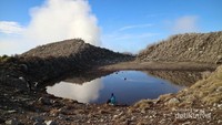 Danau kecil di Puncak Sindoro, jernih dan menenangkan
