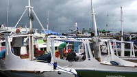 Kapal bersandar dibawah langit kegelapan