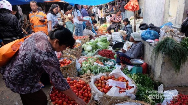 Suasana pasar tradisional di Tarutung