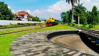 Kereta siap melaju menyusuri persawahan dan Rawa Pening