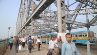 Orang berlalu lalang di atas Howrah Bridge