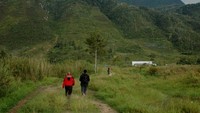 Pegunungan Jayawijaya menjadi latar belakang pemandangan Wamena