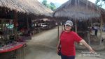 Wanita di Kampung Ini Lehernya Panjang-panjang