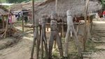 Wanita di Kampung Ini Lehernya Panjang-panjang
