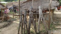 Patung-patung kayu berjajar yang berada di sudut pasar.