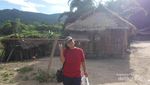 Wanita di Kampung Ini Lehernya Panjang-panjang