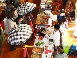 Warga Swiss Berwisata Kuliner Nusantara Sambil Beramal