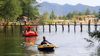 Bermain perahu salah satu wahana air yang tersedia di Kuala Lepung