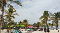 Santai dan bermalas-malas-an di kursi pantai sungguh menyenangkan.