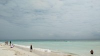 Gelombang yang bersahabat bagi Traveller yang tidak bisa berenang di Pantai Mahagiri