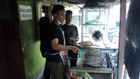 Salah seorang pemilik warung yang sigap melayani pembeli
