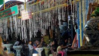 Para pengunjung menikmati sajian di Warung Selat Mbak Lies