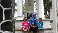 ID depan Makam Bosscha
