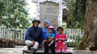 Bersama juru kunci di makam Bosscha