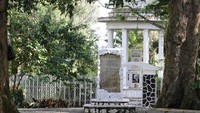 Makam Bosscha di Kebun Teh Malabar