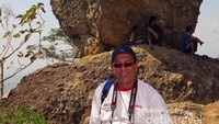 Penulis dengan latar belakang Watu Kendil