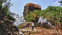 Letaknya di pinggir jurang dan ladang warga