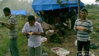 Singgah di salah satu pondok warga di sekitar kebun