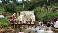 Berasa memiliki air terjun mini di halaman rumah
