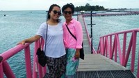 sejenak di atas jembatan cinta, nampak Pulau Tidung Kecil di kejauhan