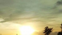 menikmati sunset dari halaman penginapan
