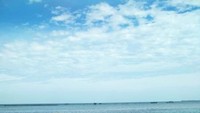 bermain banana boat di air yang biru
