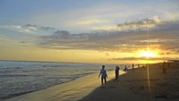 Bermain pasir hitam sembari menunggu senja