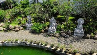 Taman dengan kolam ikan dan patung dewa-dewa