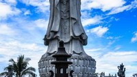Patung Dewi Kwan Im yang terlihat megah