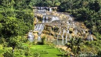 Ada air terjun cantik juga lho