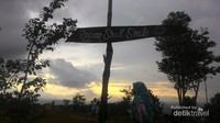 Pemandangan dari atas tebing