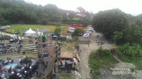 Dari atas tampak Tlatar Seneng  dan tempat parkir yang luas