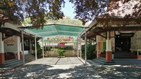 Ada toko souvenir dan toko buah untuk membeli oleh-oleh