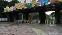 Gerbang depan Kebun Buah Mekarsari yang meriah