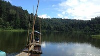 Sampan di Danau Situ Gunung