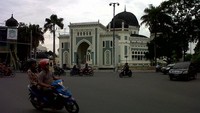 Bangunan Mesjid Raya Al Mashun Medan yang terlihat eksotis.