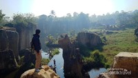 Keindahan Tebing Koja dari ketinggian, tampak Batu Godzila
