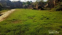 Padang rumput dan bukit-bukit kapur di area Tebing Koja