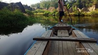 Perahu di Tebing Koja yang melintasi sungai kecil
