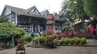 Bangunan di sini didesain mirip dengan bangunan-bangunan di Eropa