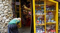 Toko souvenir menjual barang-barang seperti bonrka, gantungan kunci, magnet kulkas dan lainnya
