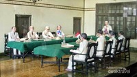 Patung - patung diorama yang menggambarkan suasana perundingan Linggarjati saat itu.