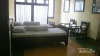 Tempat tidur di dalam kamar - kamar yang digunakan oleh para delegasi perundingan Linggarjati