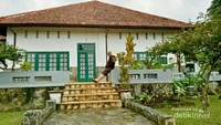 Berpose di sekitar Gedung Perundingan Linggarjati