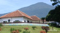 Gedung Perundingan Linggarjati di Kabupaten Kuningan dengan latar belakang Gunung Ciremai yang menjulang tinggi.