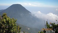 Kegagahan Gunung Pangrango dari puncak Gunung Gede